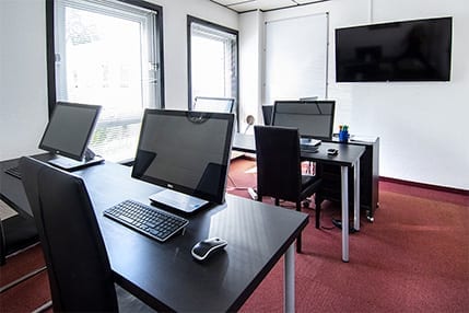 Salle de formation informatique avec ordinateurs