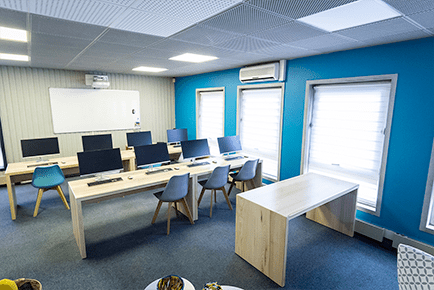 Grande salle de formation informatique